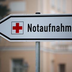 Ein Schild weist den Weg zur Notaufnahme. (Symbolbild) Foto: Jan Woitas/dpa