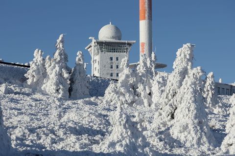 Am Samstag wanderten bei Sonnenschein wieder einige Besucher auf den höchsten Gipfel Norddeutschlands. (Archivbild) Foto: Matthi