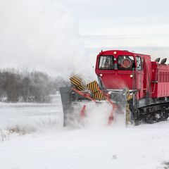 Gegen Schneeverwehungen auf exponierten Bahnstrecken helfen Schneefräsen. Foto: Daniel Bockwoldt/dpa