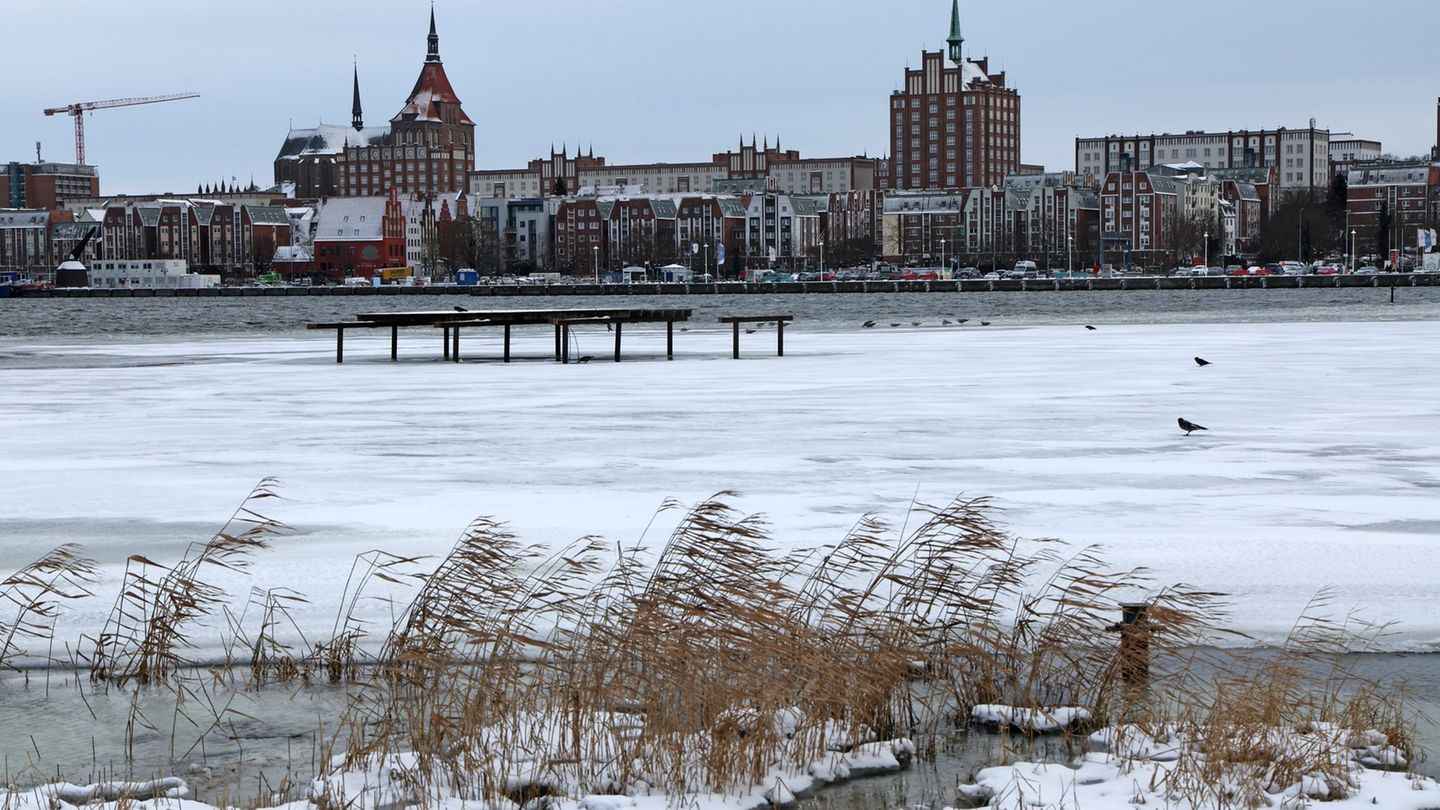 In Mecklenburg-Vorpommern blieb das Hochwasser der Ostsee unterhalb der Sturmflutmarke. Foto: Bernd Wüstneck/dpa