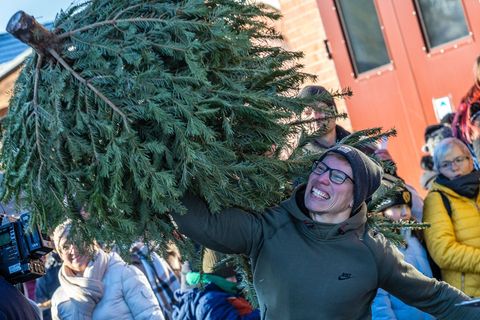 Die Weihnachtsbäume werden in Cottbus möglichst weit geworfen. Foto: Frank Hammerschmidt/dpa