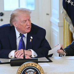 Trump liest privaten Spickzettel von Außenminister laut vor