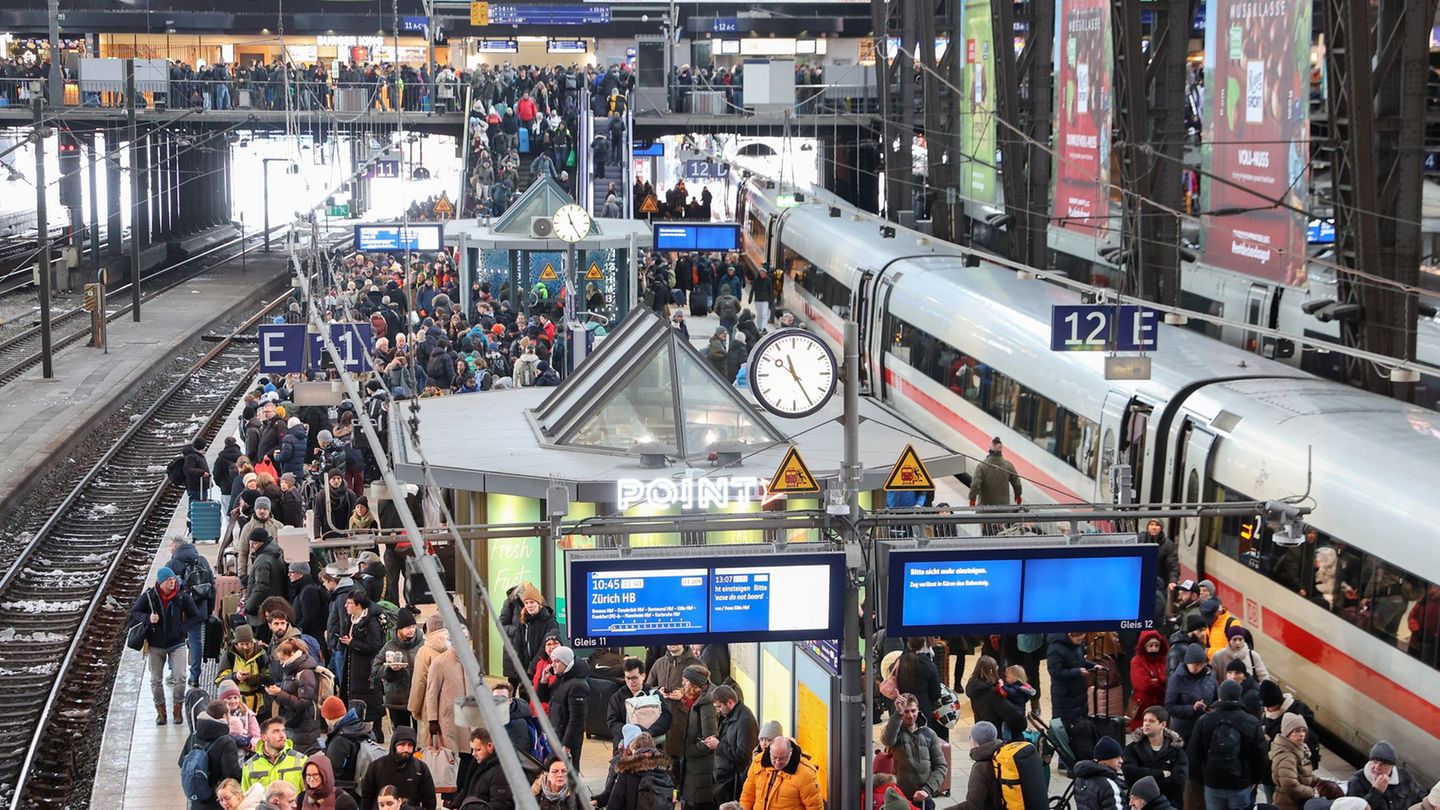Viele Menschen sind nach dem Sturm "Elli" am Hamburger Hauptbahnhof gestrandet. Foto: Bodo Marks/dpa