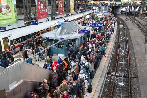 Auf dem Hamburger Hauptbahnhof drängten sich die Menschen. Foto: Bodo Marks/dpa