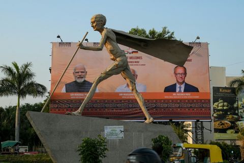 Plakat mit Modi (l.) und Merz in Ahmedabad