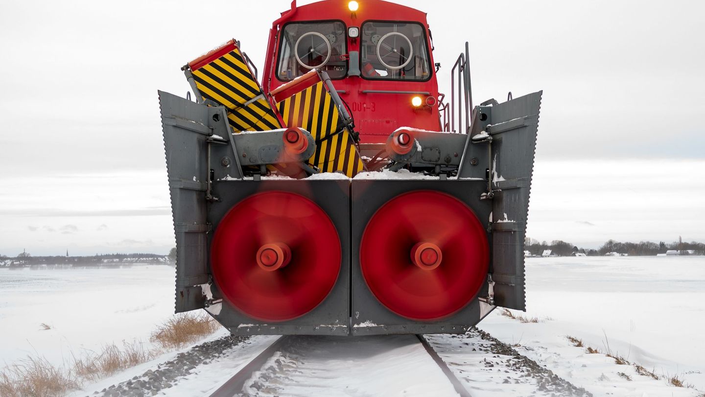 Schweres Gerät gegen den Winter. Foto: Daniel Bockwoldt/dpa