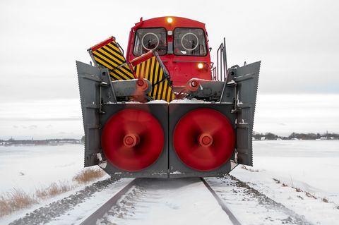 Schweres Gerät gegen den Winter. Foto: Daniel Bockwoldt/dpa