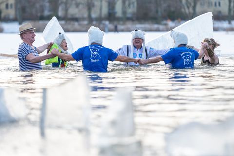 Trotz eisiger Temperaturen haben sich in Berlin mutige Badegäste in einen See gewagt. Foto: Christophe Gateau/dpa