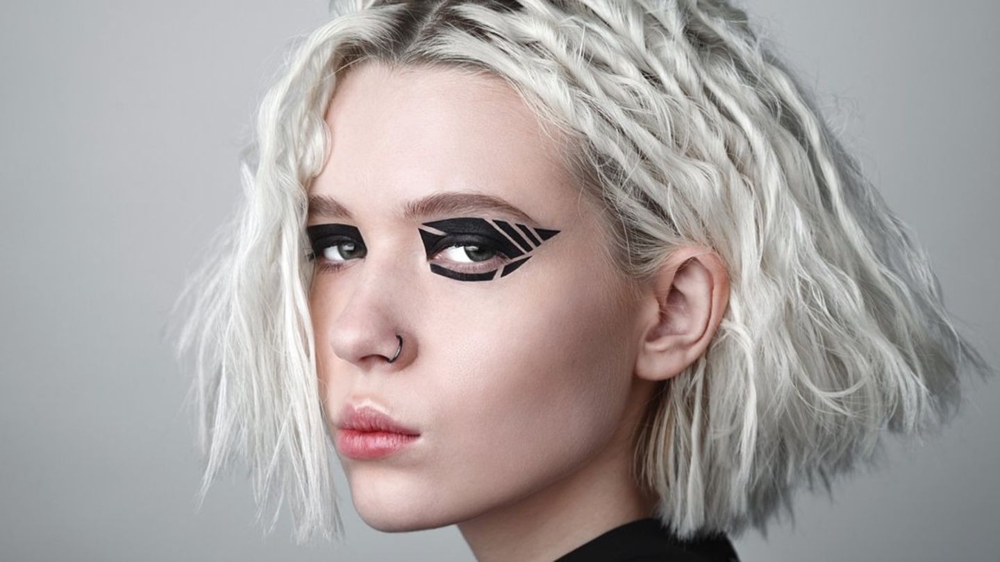 Grafische Elemente verbinden sich zu einem Augen-Make-up, das ein Statement setzt.