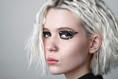 Grafische Elemente verbinden sich zu einem Augen-Make-up, das ein Statement setzt.