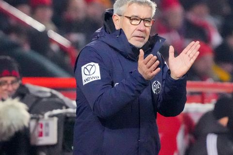 Mainz-Trainer Urs Fischer klatscht in die Hände. Foto: Soeren Stache/dpa