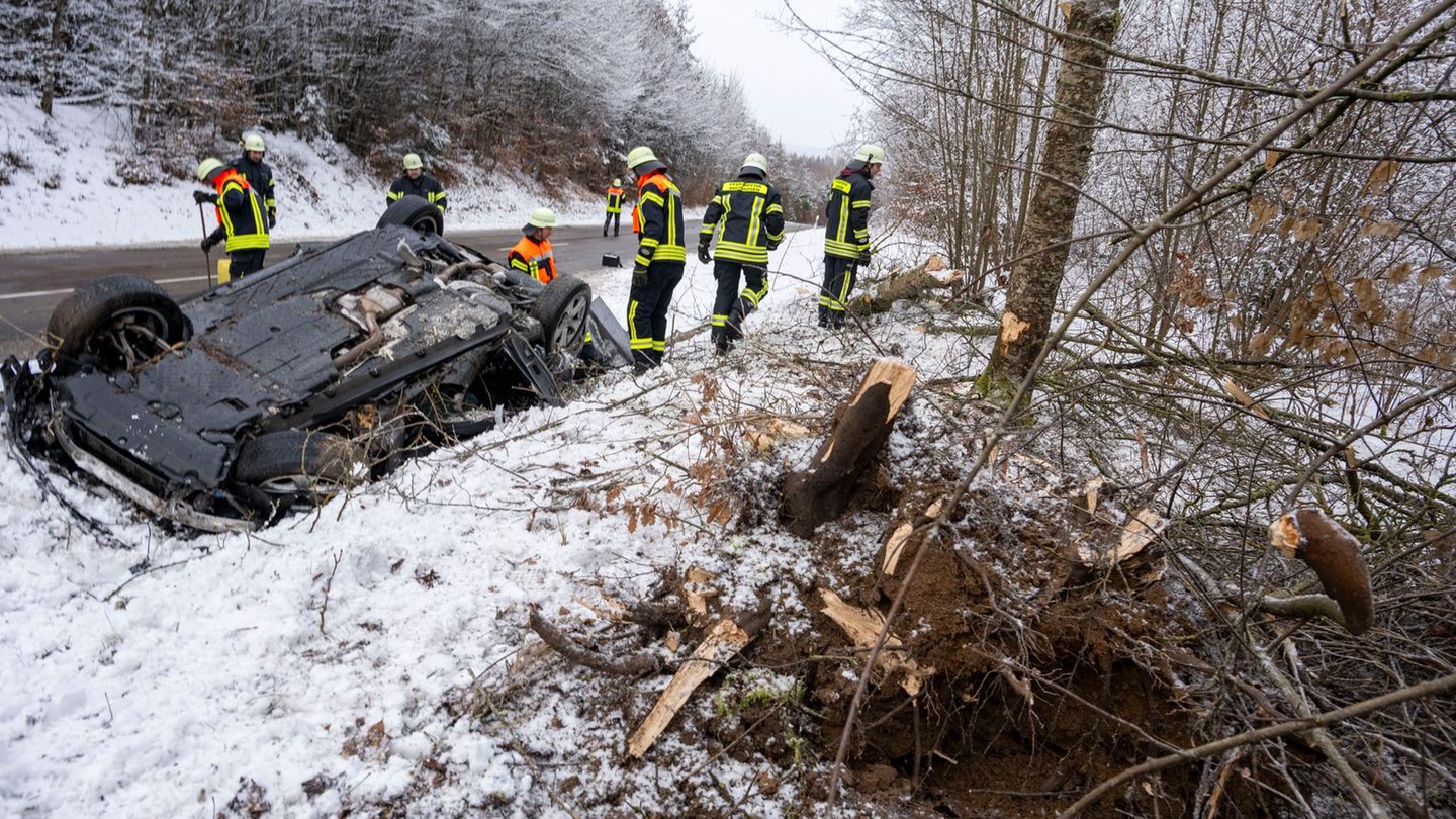 Unfall-Junger-Mann-prallt-mit-Auto-gegen-Baum-und-stirbt