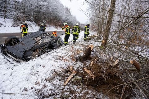 Ob möglicherweise die Straßenverhältnisse für den Unfall gesorgt haben, ist noch unklar. Foto: Stefan Puchner/dpa