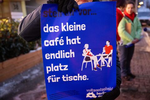 Helfer der Initiative "Verkehrsentscheid" sammeln für das Volksbegehren Unterschriften. Foto: Christophe Gateau/dpa