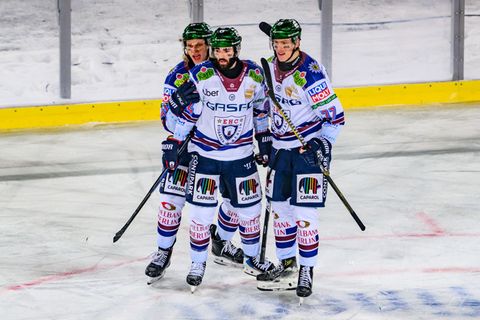 Angreifer Liam Kirk (M.) erzielte den Siegtreffer der Eisbären Berlin im Winter Game der DEL gegen die Dresdner Eislöwen. Foto: