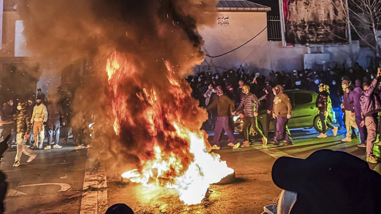 Weltweite Demonstrationen: Führung im Iran schaltet Internet ab – Proteste auch in Deutschland