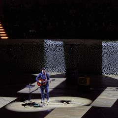 In der Elbphilharmonie wurde Thees Uhlmann von seinen Fans auf einer Reise durch seine Musikkarriere begleiten. Foto: Georg Wend