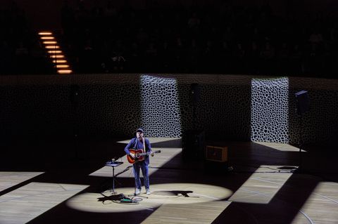 In der Elbphilharmonie wurde Thees Uhlmann von seinen Fans auf einer Reise durch seine Musikkarriere begleiten. Foto: Georg Wend