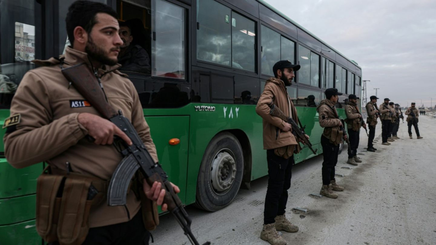 Busse mit mutmaßlich kurdischen Kämpfern