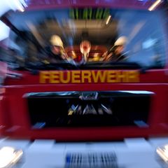 Es waren rund 60 Einsatzkräfte der Feuerwehr und des Rettungsdienstes im Einsatz. (Symbolbild) Foto: Carsten Rehder/dpa