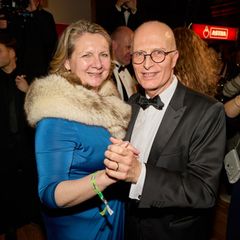 Hamburger können auch feiern, sagt Bürgermeister Peter Tschentscher (SPD). Er tanzte mit Kathrin Wirth-Ueberschär, Hoteldirektor