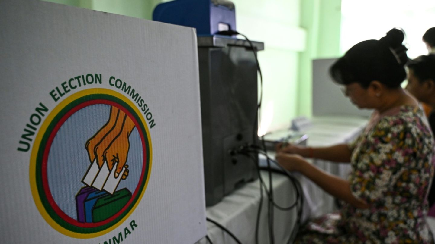 Wahlvorbereitung in Myanmar am 27. Dezember