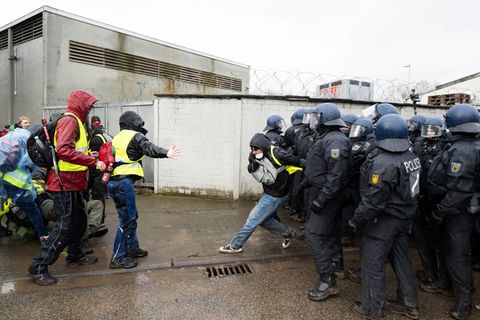 Bei der Aufarbeitung der Anti-AfD-Proteste Ende November vergangenen Jahres in Gießen ergeben sich immer mehr Strafanzeigen. (Ar