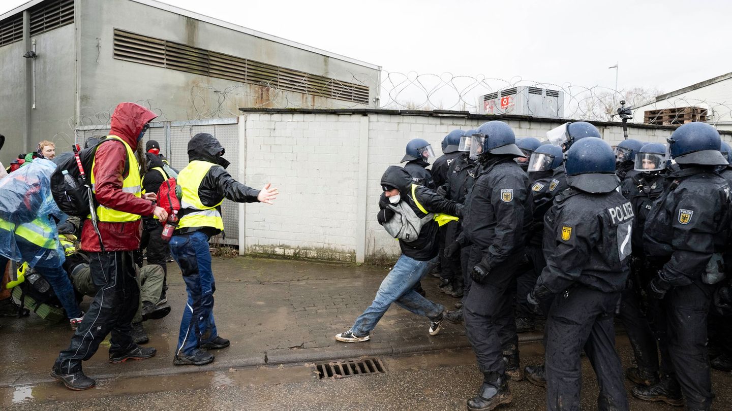 Bei der Aufarbeitung der Anti-AfD-Proteste Ende November vergangenen Jahres in Gießen ergeben sich immer mehr Strafanzeigen. (Ar