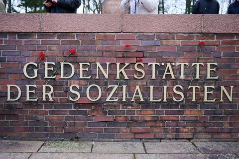 An der Gedenkstätte der Sozialisten am Zentralfriedhof Berlin-Friedrichsfelde wird traditionell an die Ermordung Rosa Luxemburg