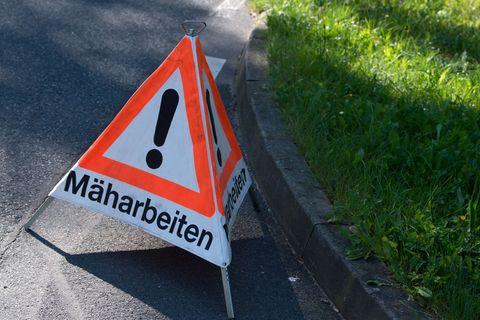 Die Geflüchteten sind unter anderem bei der Grünpflege im Einsatz. (Symbolbild) Foto: picture alliance / Arno Burgi/dpa-Zentralb