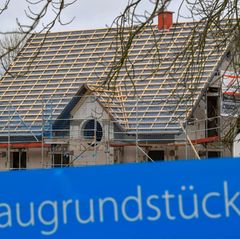 Der Traum vom Eigenheim - gerade im teuren Bayern bleibt er für viele Menschen unerschwinglich. Das wollen die Grünen nun ändern