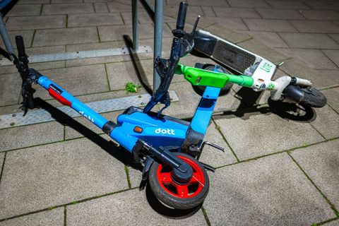 Einige Thüringer Städte begrenzen die Gesamtzahl der E-Roller im Stadtgebiet durch eine Sondernutzungserlaubnis. Foto: Sina Schu