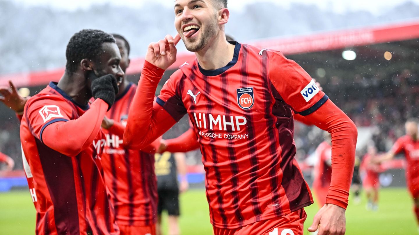 Marvin Pieringer brachte mit seinem Traumtor auch seine Mitspieler zum Staunen. Foto: Harry Langer/dpa