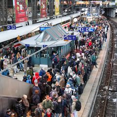 Auf dem Hamburger Hauptbahnhof drängten sich die Menschen. Foto: Bodo Marks/dpa