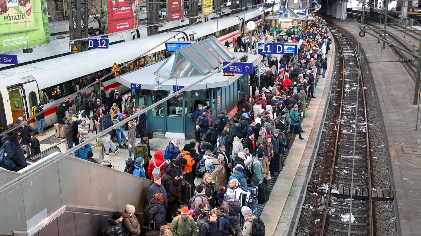 Auf dem Hamburger Hauptbahnhof drängten sich die Menschen. Foto: Bodo Marks/dpa