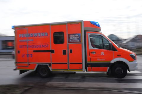 Seit dem Jahreswechsel kostet der Einsatz eines Rettungswagens in Hamburg rund 750 Euro. (Symbolbild) Foto: Marcus Brandt/dpa