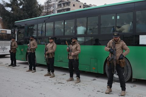 Berichten zufolge haben die letzten kurdischen Kämpfer Aleppo in Bussen verlassen. Foto: Omar Albam/AP/dpa