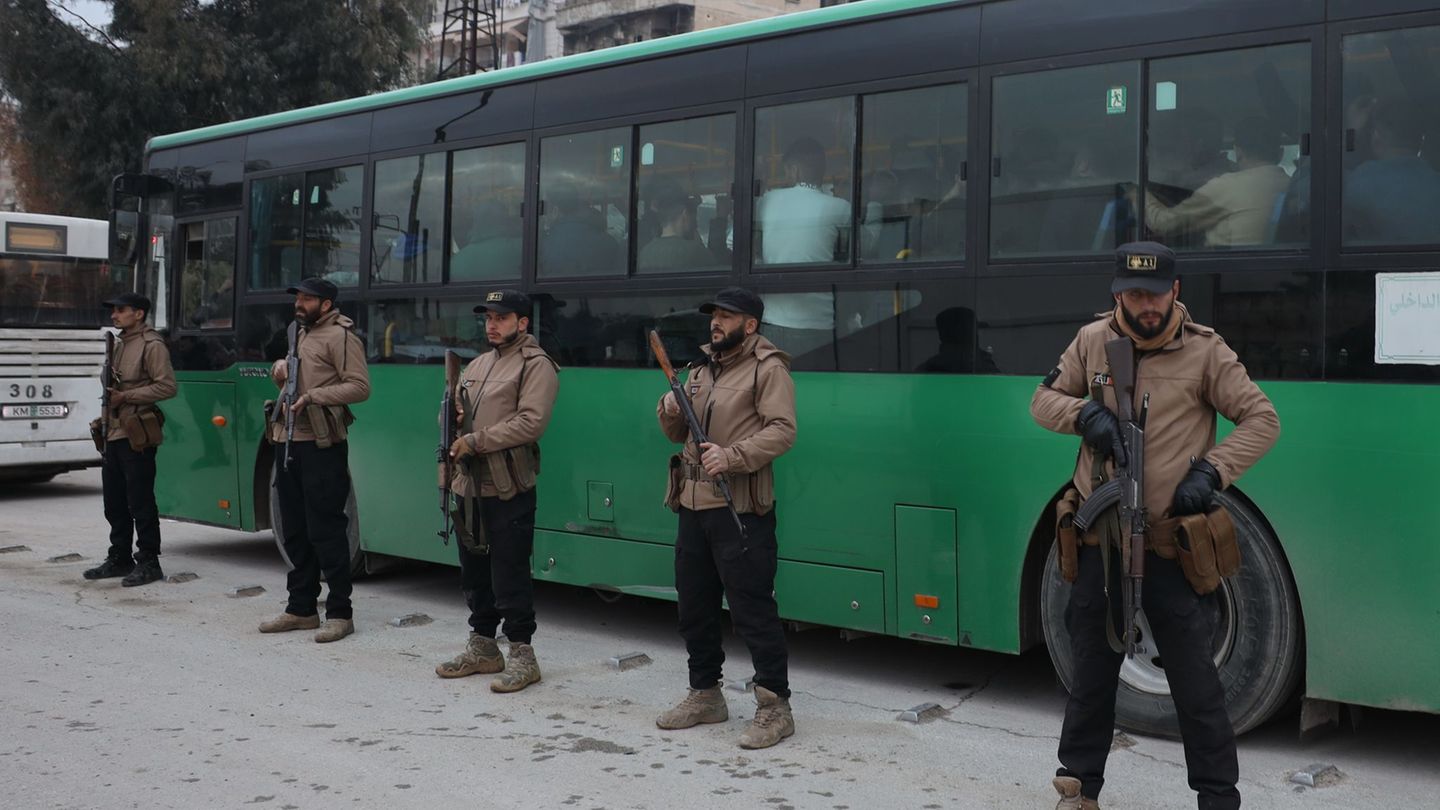 Berichten zufolge haben die letzten kurdischen Kämpfer Aleppo in Bussen verlassen. Foto: Omar Albam/AP/dpa