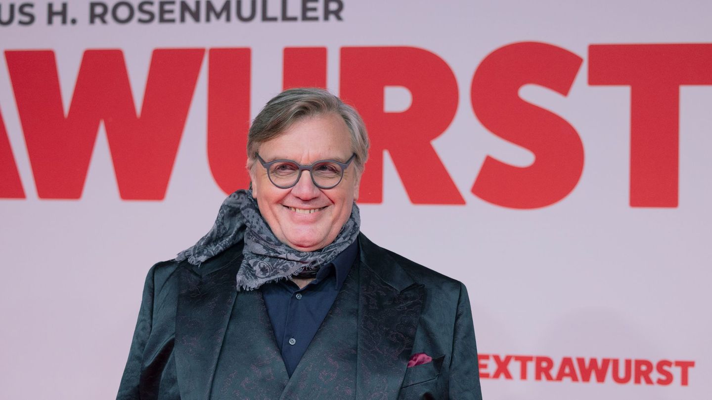 Hape Kerkeling spielt in der Gesellschaftssatire "Extrawurst" den Vorsitzenden eines Tennisclubs. (Archivbild) Foto: Rolf Vennen