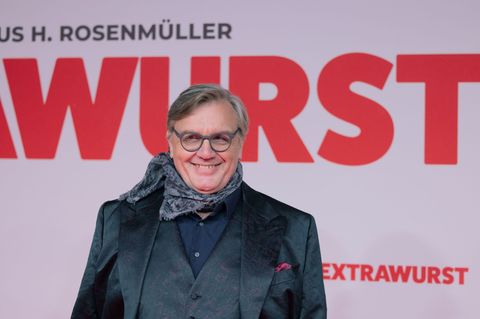 Hape Kerkeling spielt in der Gesellschaftssatire "Extrawurst" den Vorsitzenden eines Tennisclubs. (Archivbild) Foto: Rolf Vennen