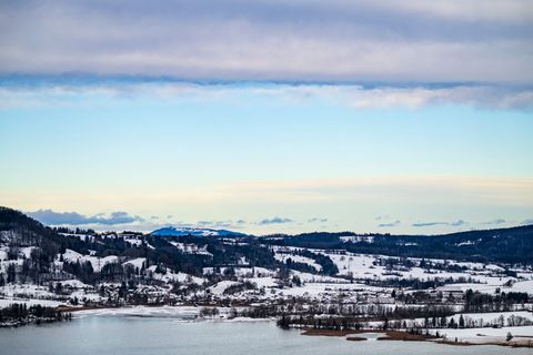 Am Sonntag soll sich in Bayern die Sonne zeigen. (Symbolbild) Foto: Peter Kneffel/dpa