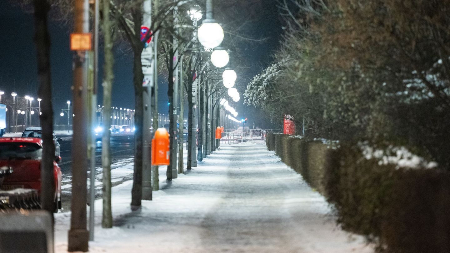 Glatteis könnte in den kommenden Tagen auch auf den Fußwegen für Gefahr sorgen. (Symbolbild) Foto: Christophe Gateau/dpa