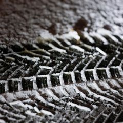 Die Straßen in NRW bleiben rutschig. (Symbolbild) Foto: Thomas Banneyer/dpa