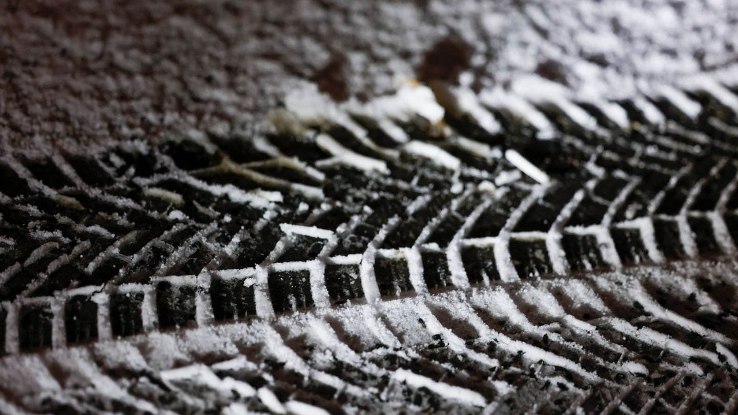 Die Straßen in NRW bleiben rutschig. (Symbolbild) Foto: Thomas Banneyer/dpa