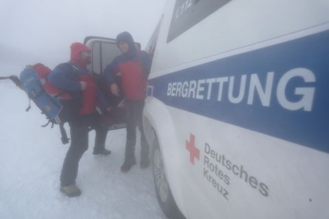 In der Nacht zu Samstag mussten Feuerwehr und Bergwacht einen Mann vom Brocken retten. (Archivbild) Foto: Matthias Bein/dpa-Zent