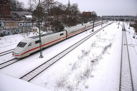 Das von Sturmtief "Elli" ausgelöste Winterwetter legte die Deutsche Bahn im Norden zeitweise lahm