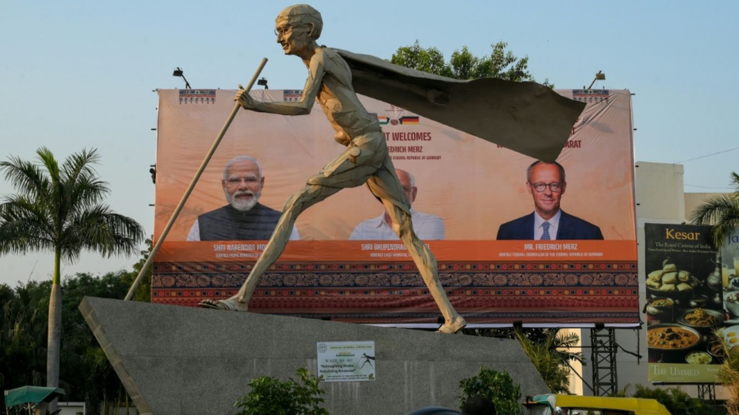 Plakat mit Modi (l.) und Merz in Ahmedabad