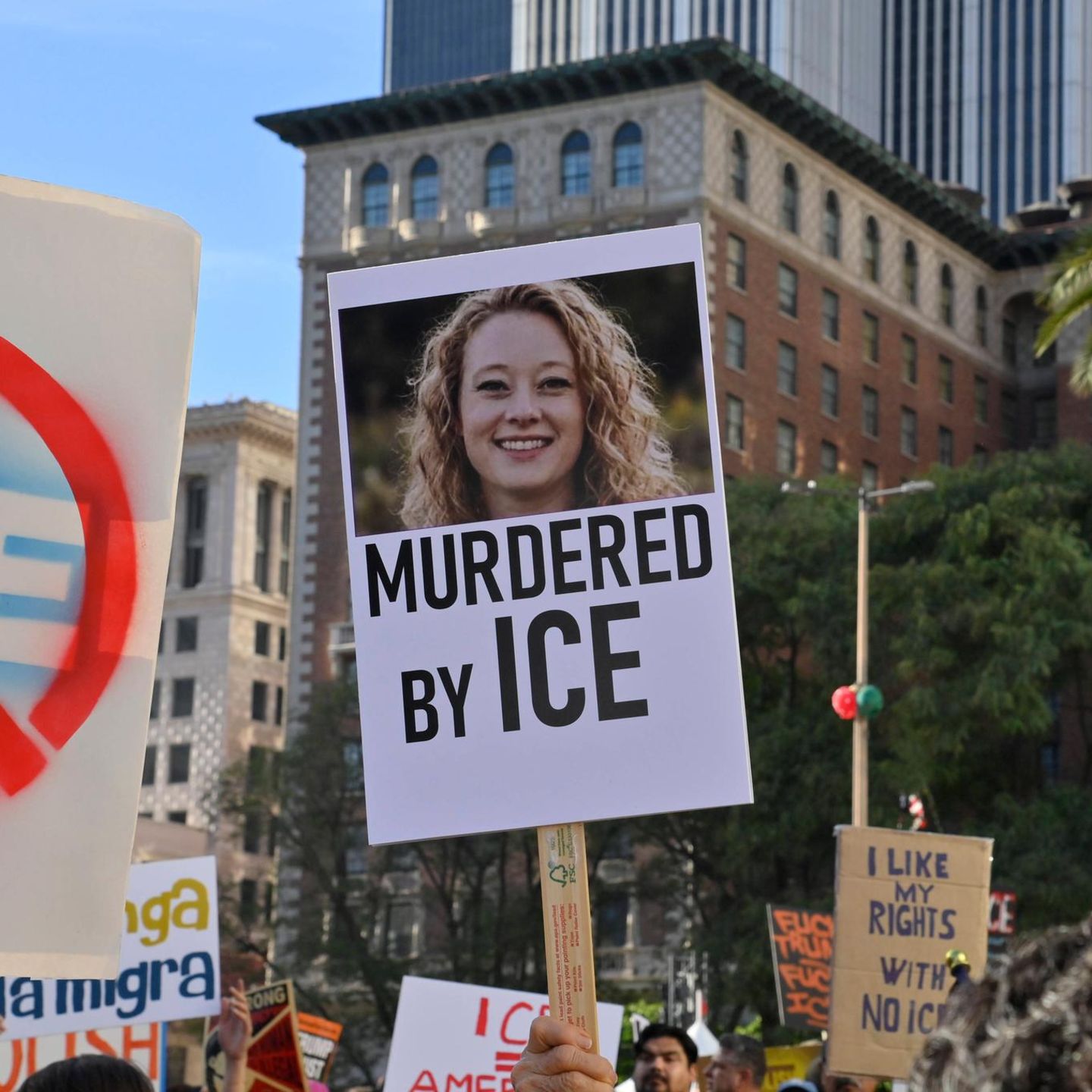 Ihr Tod löste die Proteste in den USA aus: Ein Plakat zeigt ein Foto von Renee Good