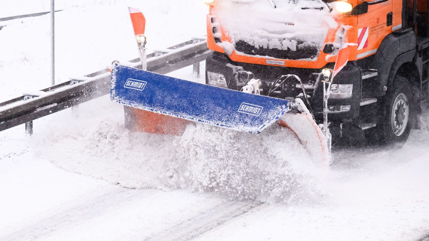 Ein Schneepflug ist im Nordschwarzwald verunglückt. (Symbolbild) Foto: Julian Stratenschulte/dpa