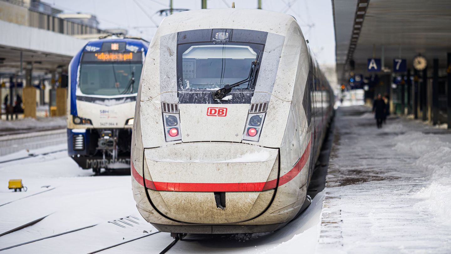 Der Bahnverkehr in Niedersachsen läuft nach dem Wetterchaos mit Einschränkungen wieder an. Foto: Moritz Frankenberg/dpa